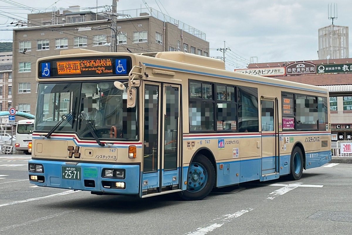 HK8035_8155's tweet photo. @hanboku_line 失礼します
無停車なんですけど始発停留所発車前のものは変わってます
1枚目のような感じのです
ちなみに前面幕が変わった車は車内のモニターも交換されています
2,3枚目のように放送番号がモニターに出なくなりました https://t.co/FvY2HBJXp9