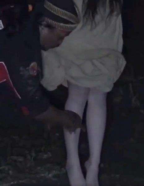 SudutTakKasat's tweet photo. Foto ini diambil jam dua belas malam di pinggir sawah Klaten. Perempuan baju putih. Rambut panjang nutupin muka. Tangan menggantung di samping badan, terlalu lurus, terlalu rapi, kayak boneka yang dipose sama orang lain.

Kepalanya tegak. Terlalu tegak untuk orang yang berdiri diem di gelap sendirian. Dan bayangannya jatuh ke arah yang salah.
Yang motret bilang satu hal sebelum HP-nya mati, Dia nggak ada waktu gua nyalain flash.
Kita ke sana. 

Dan Dinda yang nyaris nggak balik dengan dirinya sendiri.

@bacahorror @IDN_Horor @ceritaht #bacahorror #bacahoror #suduttakkasat #ceritahoror #threadhoror #ceritaserem #asupanhorror #horor