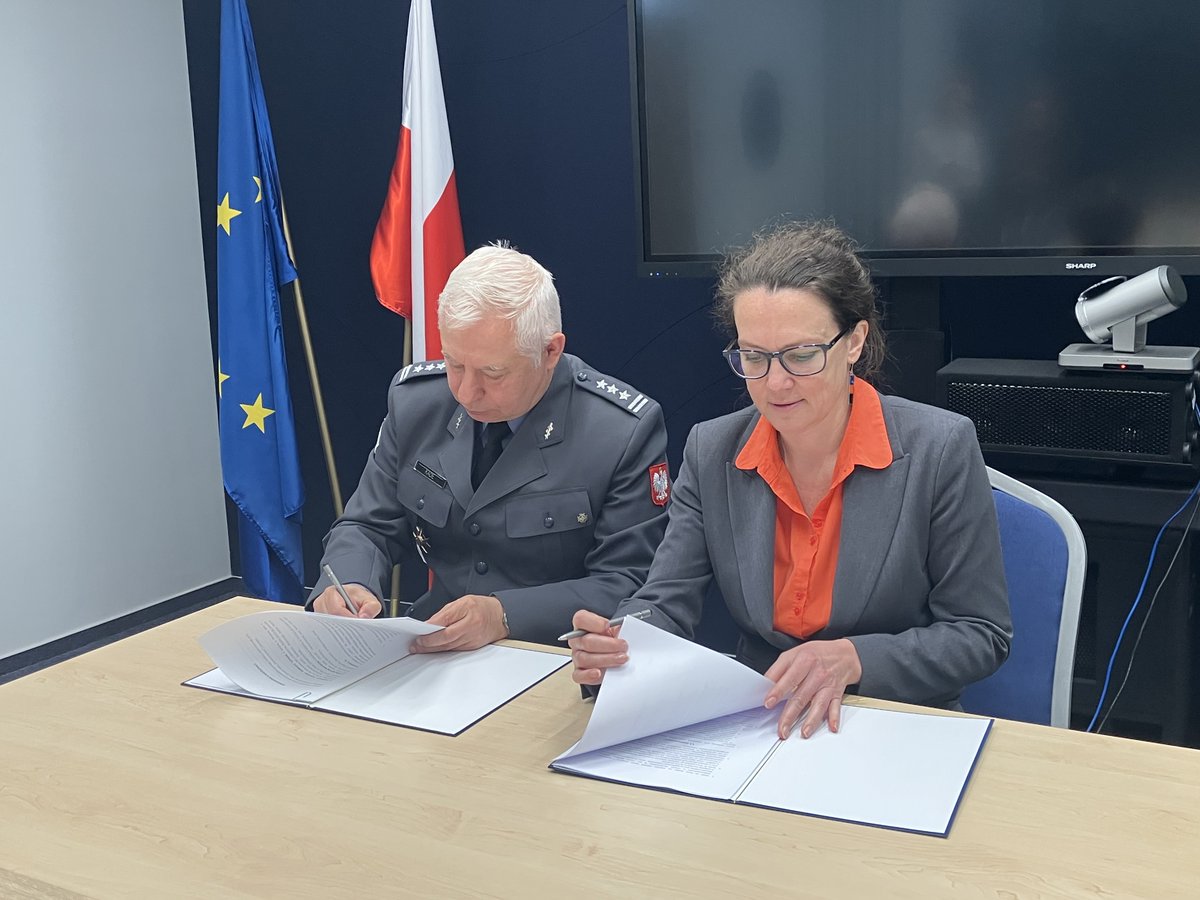 POLSA_GOV_PL's tweet photo. Idziemy za ciosem po misji IGNIS 2025! POLSA i Wojskowy Instytut Medycyny Lotniczej podpisały porozumienie o współpracy.
Cel:  rozwój medycyny kosmicznej, transfer technologii oraz budowanie zdolności medycznych Sił Zbrojnych RP.
https://t.co/Rr1dskoDFk  

#POLSA #WIML https://t.co/DOiu7XB0ol