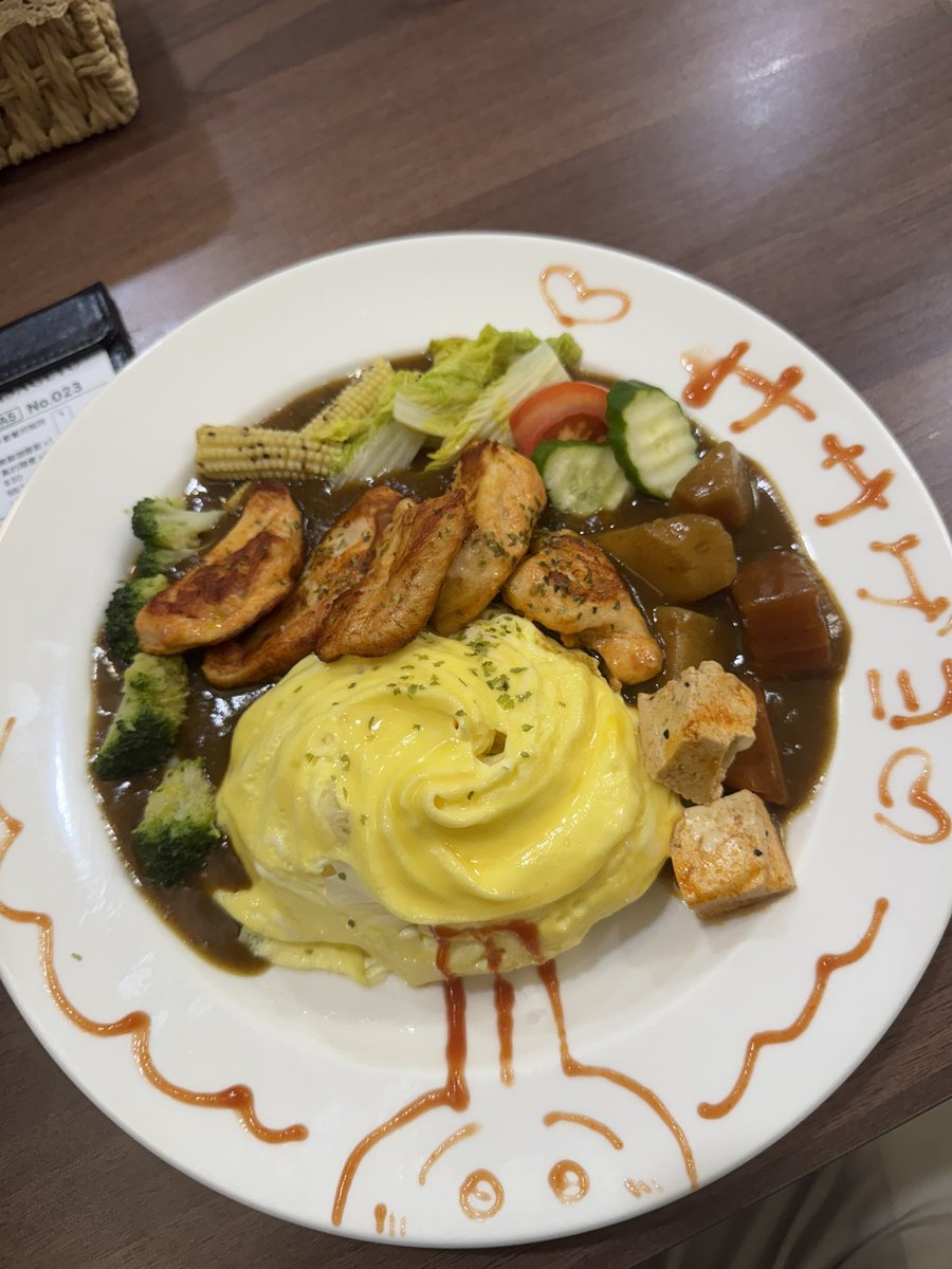 kotobaXapk's tweet photo. 這個咖哩醬讚
但是但是雞肉有點柴
可惜，其他配菜也很棒！
織雪也來一口（餵
#織雪在不在 https://t.co/nsAoSEifkE