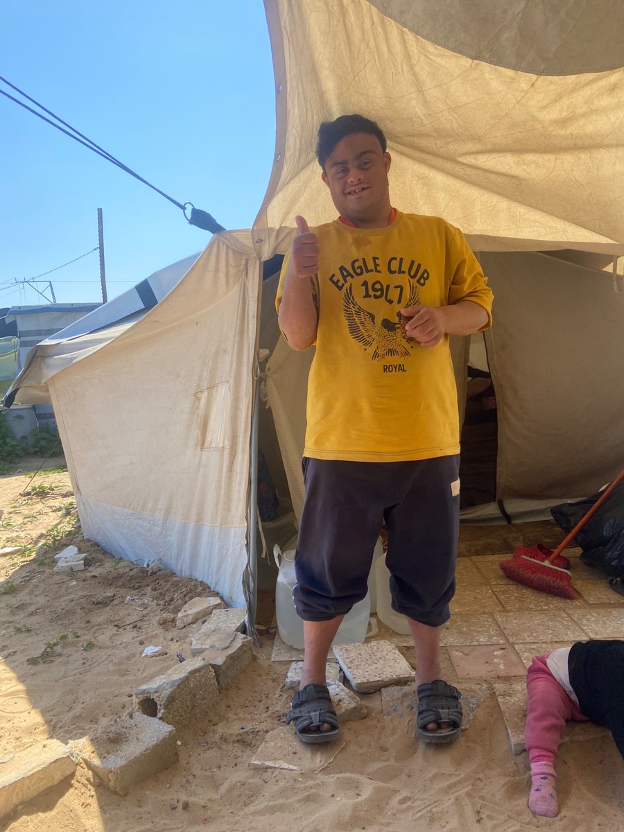 omaryaseen0's tweet photo. Why am I doing a donation campaign! Okay, there is no help that comes to Gaza and distributes? Do you know that my family and I did not receive help, cleaning or otherwise, unfortunately! The distribution is unfair, although my family and I live in a tent!?π https://t.co/KSE4kGp5Iu