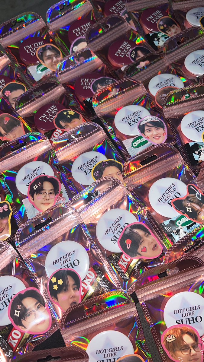 heelilacs's tweet photo. hii! i’ll be giving out some simple freebies at the concert 🫶🏻✨

• just say hi to claim yours!
• fcfs basis 
• trade on the spot 🤍
• rts &amp; likes are appreciated 🤍

see you soon hihi!! 🤩🫰🏻

#EXhOrizoninKL #EXhOrizoninMY #EXOinKL https://t.co/nDPykdKDz6