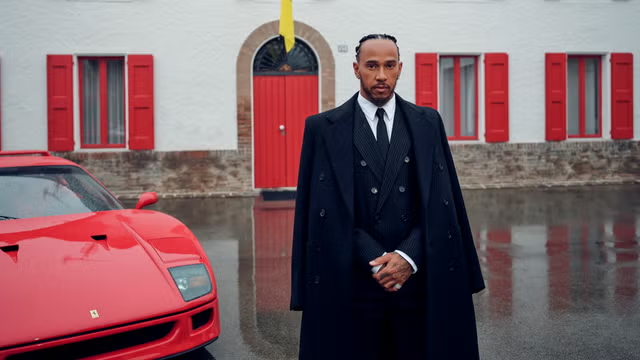 EstagiariodaF1's tweet photo. Feitos de Lewis Hamilton na 1ª vitória com a Ferrari:

-ampliou recorde histórico de vitórias (106)

-ampliou recorde histórico de pódios (206)

-ampliou recorde de tempo entre 1ª e última vitória

-ampliou recorde de vitórias em temporadas diferentes (17)

-único a completar 100% das voltas em 2026

-recordista de pódios (13) e vitórias (7) em Barcelona

-1º piloto a vencer com + de 40 anos desde 1994

-piloto mais velho a vencer um GP desde 1970

-único a vencer na casa dos 20, 30 e 40 anos

-único a vencer com McLaren, Mercedes e Ferrari

-vitória 250 dos motores Ferrari na F1