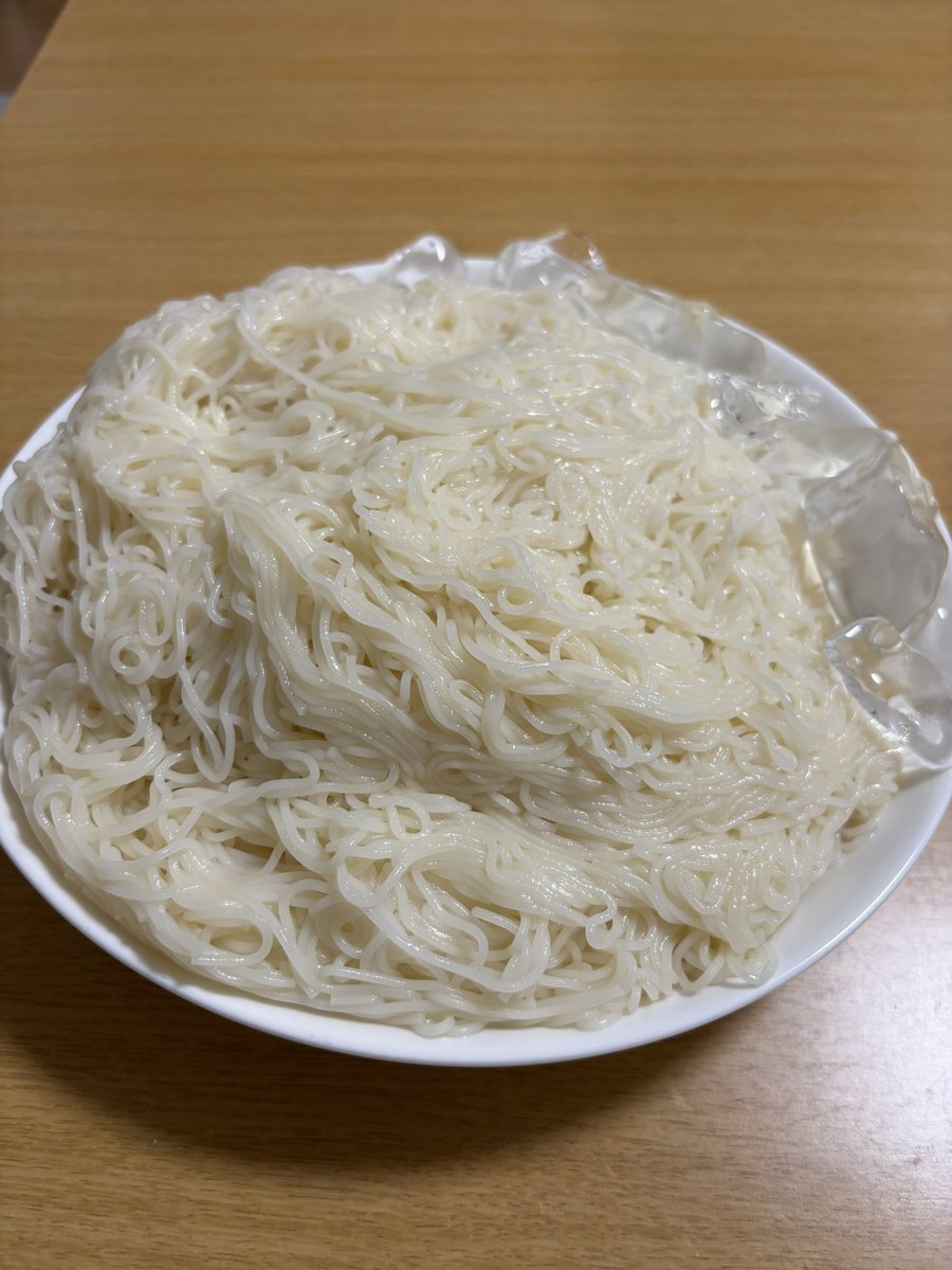 Purinn_8's tweet photo. 明日は20時から配信したいなあと思いつつ、ちょっと仕事で大きめのミスしちゃって萎えだなあと思いつつ💭💭

素麺茹ですぎちゃったなあと思いつつ(2袋400g)
丸めるのめんどっちいやい！！

皆火曜日お疲れ様だよ‼️‼️🍮🍮🍮 https://t.co/EKo60rZtmz