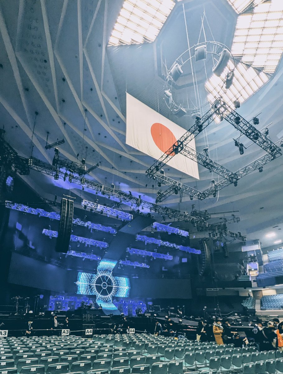 miwaayaka8926's tweet photo. #milet #RayofWater
ライブビューイング🎥
改めてありそうでない十字形モニターの演出が凄い良かったのと裸足でステージ歩いてたりHELL CLUBで瓶をわちゃわちゃ楽しそうに叩いてるとは気が付かなかったなぁ😳
ダンスパート始まった途端の縦地震でビビったけど中止にならず良かった😖
アルバム楽しみ🎶 https://t.co/mcUgPvBDHm
