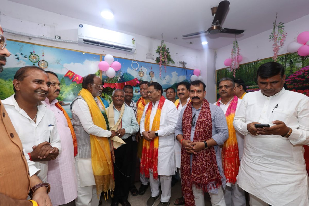 drlaxmanbjp's tweet photo. लखनऊ स्थित हनुमान मंदिर में आयोजित "माँ के नाम एक पेड़" वृक्षारोपण कार्यक्रम में उत्तर प्रदेश सरकार के माननीय मंत्री श्री नरेंद्र कश्यप जी, माननीय सांसद श्री बाबूराम निषाद जी एवं माननीय विधान परिषद सदस्य श्री रामचंद्र प्रधान जी की गरिमामयी उपस्थिति में सहभागिता की।

इसके पश्चात प्रधानमंत्री श्री @narendramodi जी के नेतृत्व में केंद्र सरकार के सफल 12 वर्ष पूर्ण होने के उपलक्ष्य में आयोजित विशेष जनसंपर्क अभियान के अंतर्गत राजाजीपुरम, लखनऊ में श्री राम अवतार त्रिपाठी जी, श्री दिवाकर सेठ जी एवं श्री राजाराम जी से संवाद किया तथा सेवा, सुशासन, गरीब कल्याण और विकसित भारत के संकल्प को समर्पित मोदी सरकार की ऐतिहासिक उपलब्धियों को साझा किया।

इस दौरान एक समर्पित भाजपा कार्यकर्ता के निवास पर जाकर उनके परिवारजनों से आत्मीय भेंट की तथा संगठन के प्रति उनके समर्पण और योगदान के लिए उनका अभिनंदन किया।

#12YearsOfSeva #ViksitBharat