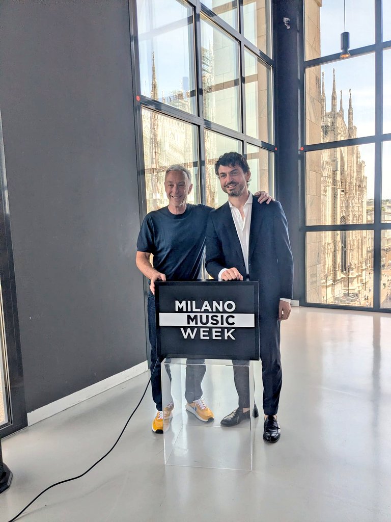 FIMI_IT's tweet photo. Milano si riaccende per la decima edizione di #MilanoMusicWeek!
L'appuntamento di riferimento per la scena musicale italiana torna dal 16 al 22 novembre con la direzione artistica di #Linus e un nuovo headquarter presso @FdVMilano.

Qui le prime novità ➡️  https://t.co/cM6S1dm67g https://t.co/NHpZOMenFV