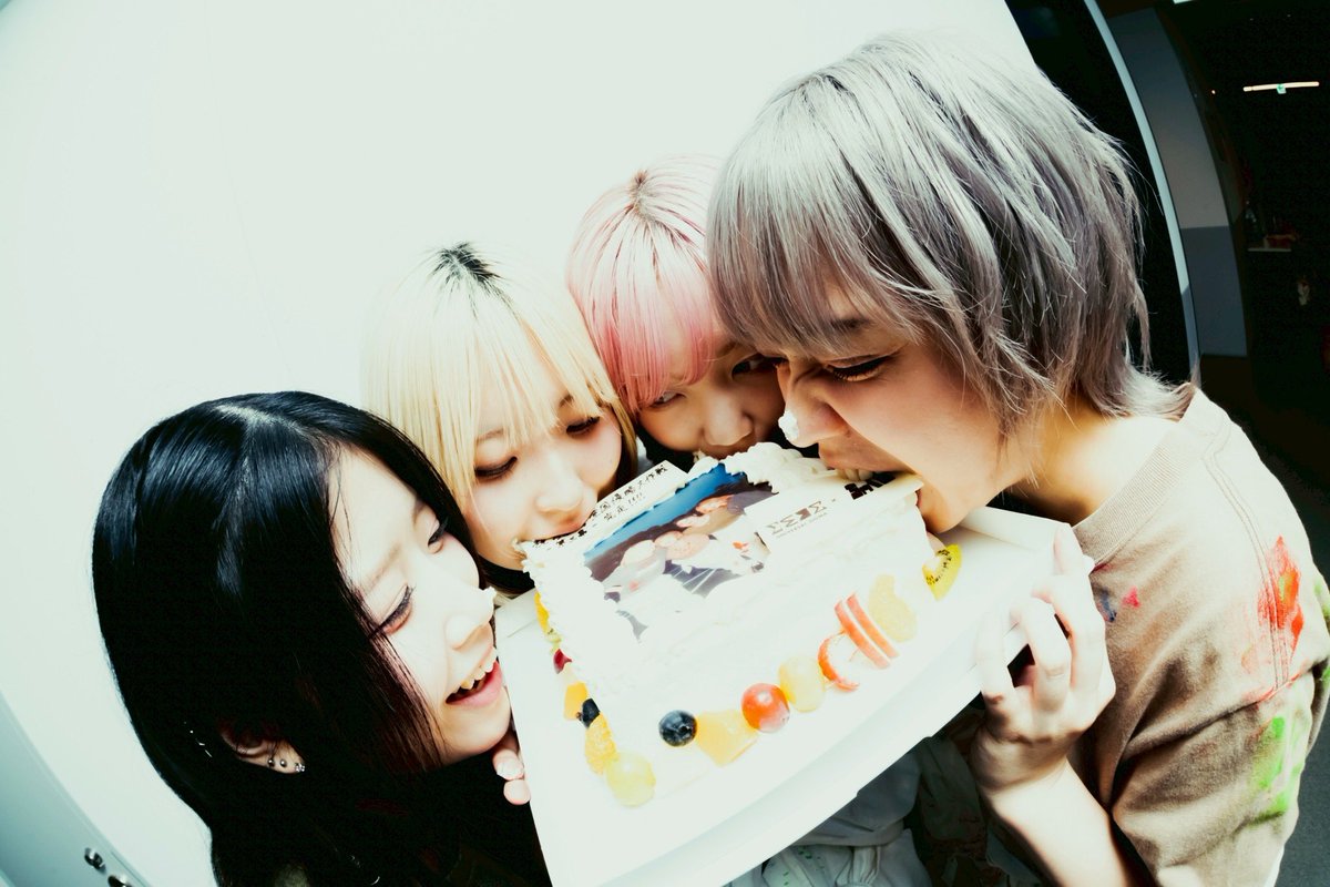 wings_1gold's tweet photo. クラシックばかり追いかけてきた私が、真っ直ぐなルルにバンドを誘われてここまで着いてきてしまった
私に新しい人生をくれてありがとう
明日メジャーデビューします
私の音楽人生の再スタート！！ https://t.co/3k35bxSSJy