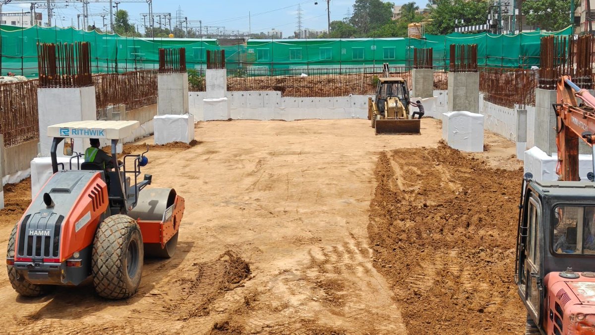 KridePrm's tweet photo. 🚧 BSTP Updates | Corridor–4 | Kanaka Line | Package C4A

Package C4A consists of 9 stations, including 8 at-grade stations and 1 elevated station.

Construction at Bellandur Station, one of the at-grade stations on the Kanaka Line, is progressing steadily:

🔹 Foundation and columns works  completed
🔹 Soil backfilling work in progress
🔹 RE wall construction: 360 Rmt completed out of 460 Rmt

📸 Swipe through to view the latest construction progress at Bellandur Station as the project continues to advance toward completion.

Enhancing connectivity. Delivering progress. 🚆🏗️

Follow our official pages for regular Project updates
 X       :          https://t.co/CW64zJWeeC    
LinkedIn:    https://t.co/wow8cpRXfy   
Instagram:   https://t.co/Z8ztEHcdBF    
Facebook:   https://t.co/9FZ5De9XW5   
Whats App Channel:  https://t.co/9SyKmH86DG 
YouTube: https://t.co/x9h3E5TgiM