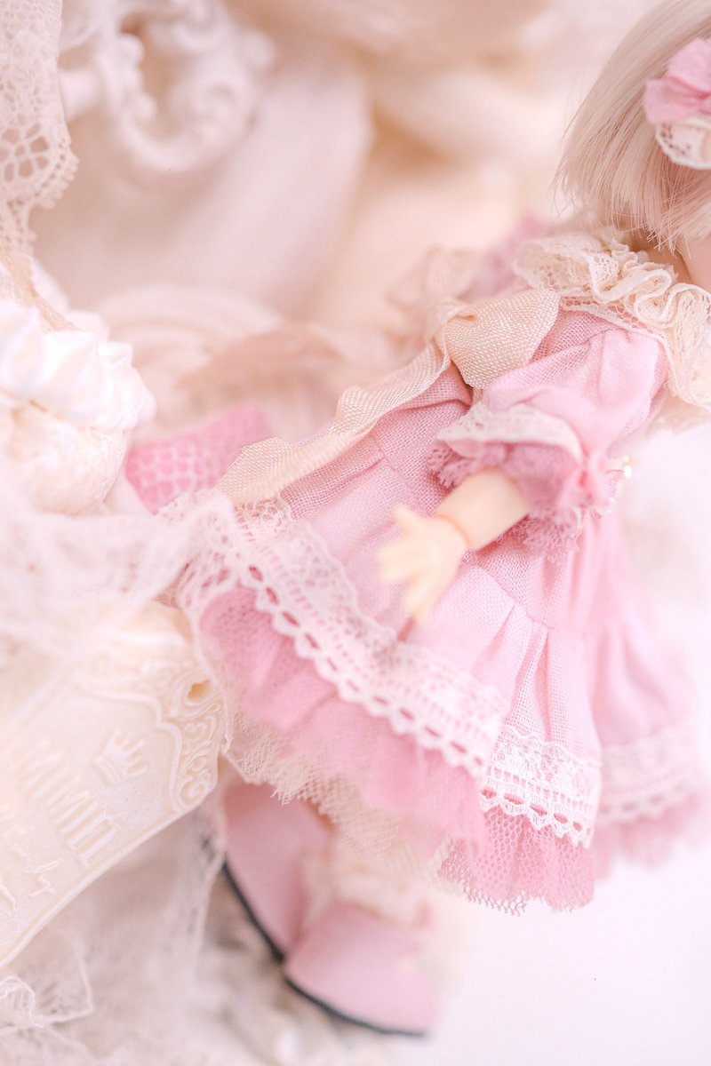 mimieldoll's tweet photo. 🎀 MIMIEL8周年コラボレーション作品 🎀

今年も大好きな作家様との
素敵なコラボレーション作品ができました ⟡˖·

コラボ第3弾は
【1/12 アウトフィット&amp;オブジェ】です🧁

お披露目は今週末を予定しています * ◌ .ﾟ｡

甘くてやさしい小さな世界、
見てもらえたら嬉しいです✨

#mimiel_8th https://t.co/9lXMPSqrlB