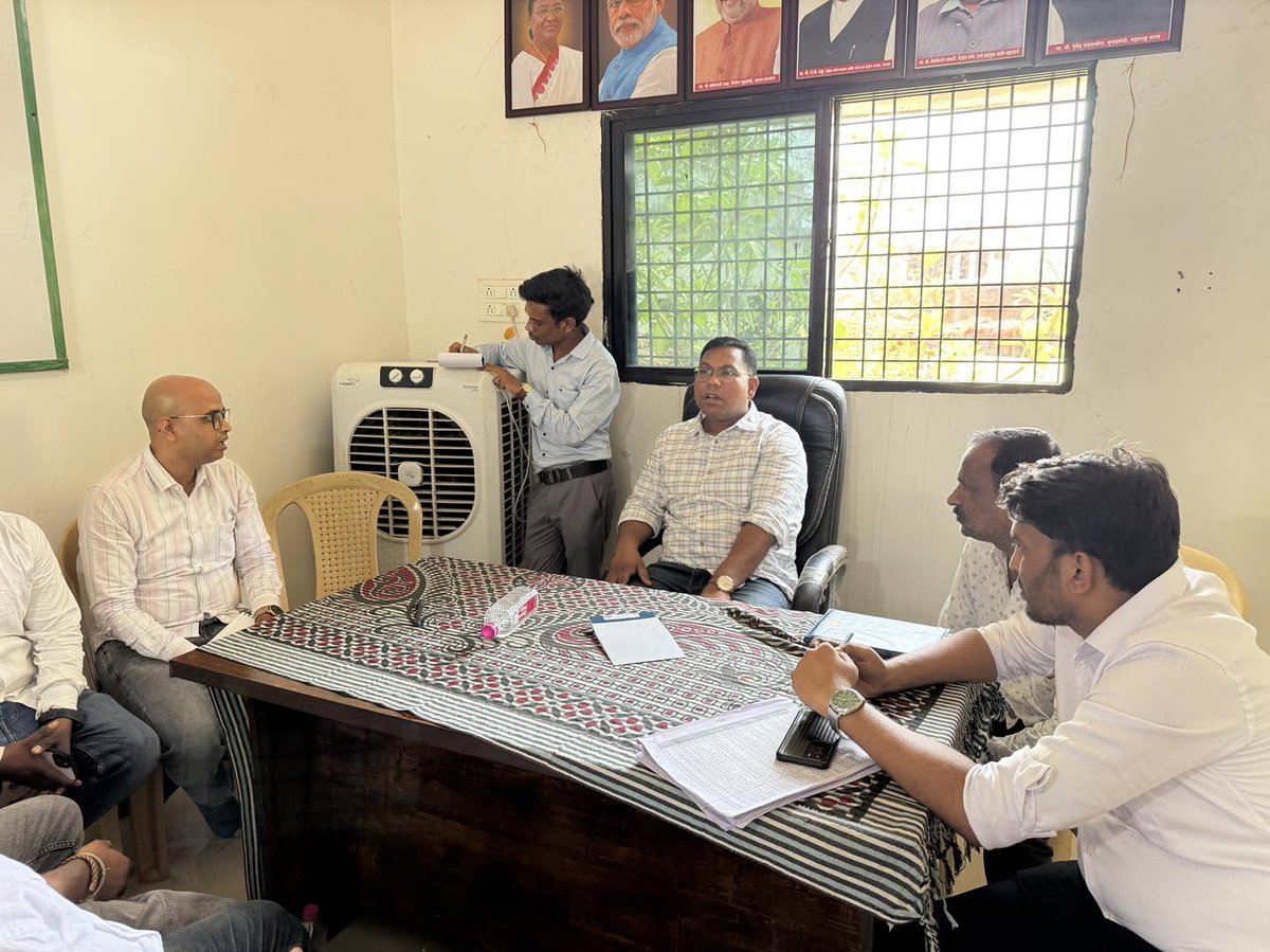 MilindNarote's tweet photo. 📍 कर्तव्य कक्ष कार्यालय, धानोरा
गेल्या वर्षी धानोरा तालुक्यात शेतकऱ्यांकडून खत टंचाई, अवाजवी दर आणि पुरेशा साठ्याअभावी अनेक तक्रारी प्राप्त झाल्या होत्या. याची गंभीर दखल घेत यंदाच्या खरीप हंगामापूर्वी कर्तव्य कक्ष कार्यालय, धानोरा येथे कृषी विभागाच्या अधिकाऱ्यांची आढावा बैठक घेण्यात आली.
बैठकीत खत पुरवठ्याची सद्यस्थिती, उपलब्ध खत साठा, खतांचे निर्धारित दर, खत निरीक्षक पथकांची कार्यपद्धती तसेच तालुक्यातील अधिकृत व कार्यरत कृषी केंद्रांची माहिती याबाबत सविस्तर चर्चा करण्यात आली.
शेतकऱ्यांना वेळेवर आणि योग्य दरात खत उपलब्ध व्हावे, कृत्रिम टंचाई निर्माण करणाऱ्यांवर कठोर कारवाई व्हावी तसेच कोणत्याही प्रकारची गैरव्यवस्था होऊ नये यासाठी संबंधित अधिकाऱ्यांना आवश्यक सूचना देण्यात आल्या.
शेतकऱ्यांच्या हिताचे संरक्षण आणि खरीप हंगाम सुरळीत पार पडण्यासाठी प्रशासनाने सतर्क राहून प्रभावी नियोजन करावे, असे निर्देश यावेळी देण्यात आले.
यावेळी ज्येष्ठ नेते श्री. अनंतजी साळवे, भाजपा तालुकाध्यक्ष श्री. साजनजी गुंडावार, जिल्हा सविच श्री. सारंगजी साळवे, नगरसेवक गटनेते श्री. संजयजी कुंडू, महिला मोर्चा तालुकाध्यक्ष सौ. भूमिताताई परचाके,श्री. सुभाषजी धाईत, श्री. सुभाषजी खोबरे, श्री. विजयजी गेडाम, भाजयुमो तालुकाध्यक्ष श्री. सौरभजी सहारे व भाजप पदाधिकारी उपस्थित होते. See less