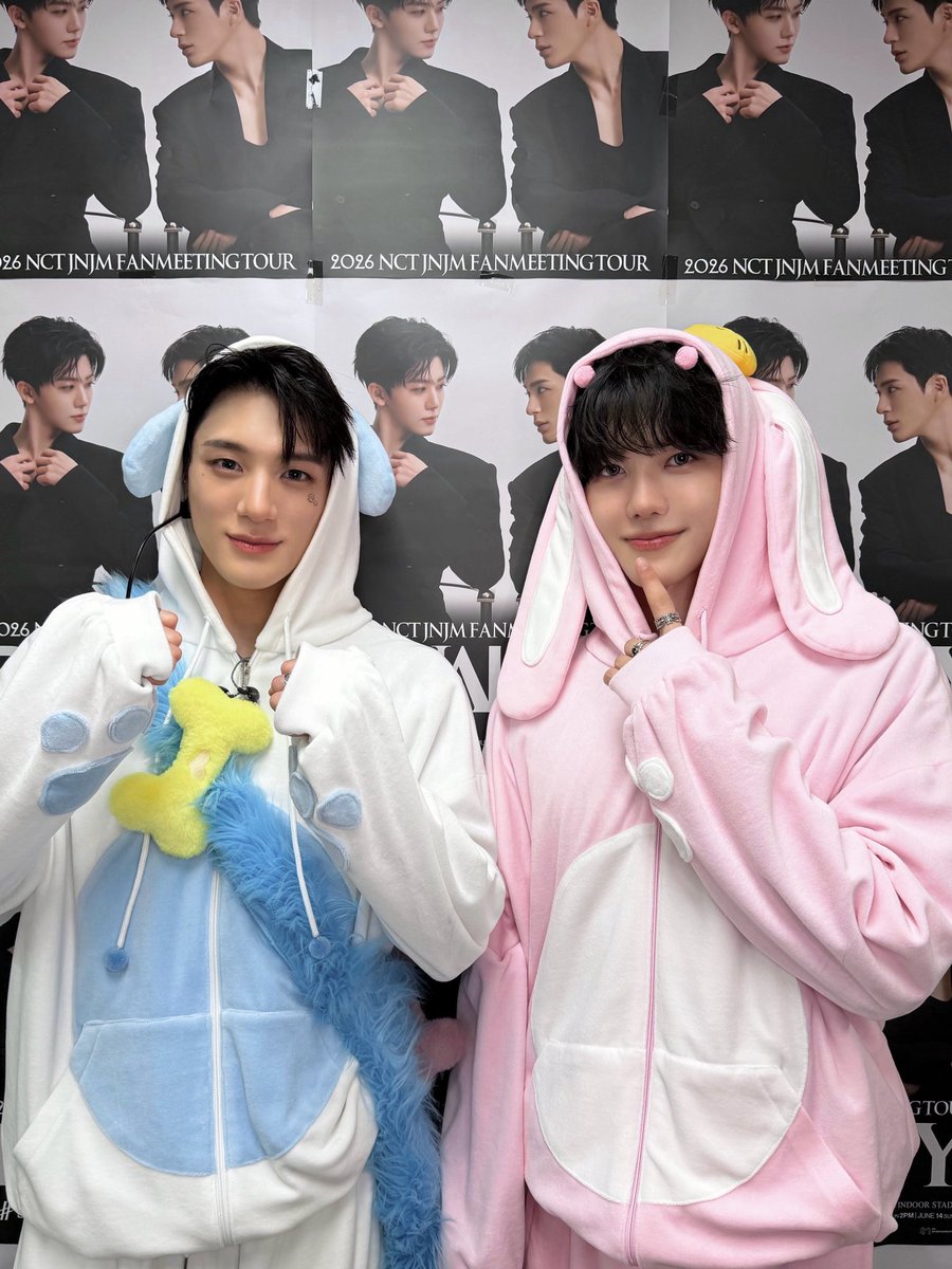 Leejemo's tweet photo. Before and after the concert day two! A bit tired, a lot happier. The sort of night where time moves too quickly, the music feels too short, and you leave already wishing you could experience it all over again. https://t.co/eBRDBQyOPO