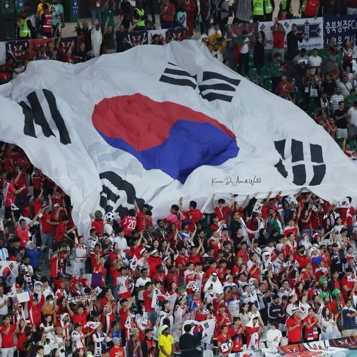 npomvtt's tweet photo. A seleção sul-coreana rompeu com a imprensa do país que cobre a Copa do Mundo após jornalistas serem gravados zombando do capitão Son Heungmin durante um treino aberto. 

Os repórteres criticaram a dispensa do jogador do serviço militar obrigatório, dizendo que Son "nem serviu direito no exército". Son obteve a isenção após conquistar a medalha de ouro com a seleção sul-coreana nos Jogos Asiáticos de 2018, e completou um treinamento básico de 3 semanas em substituição.

Em solidariedade ao capitão, os atletas da seleção recusaram entrevistas mesmo após a vitória sobre a República Tcheca. A Associação de Futebol da Coreia emitiu uma advertência pública à imprensa nacional e os jogadores anunciaram que não conversarão com a imprensa, com o apoio do público coreano. 

O caso é considerado a maior crise entre jogadores e jornalistas na história do futebol do país.