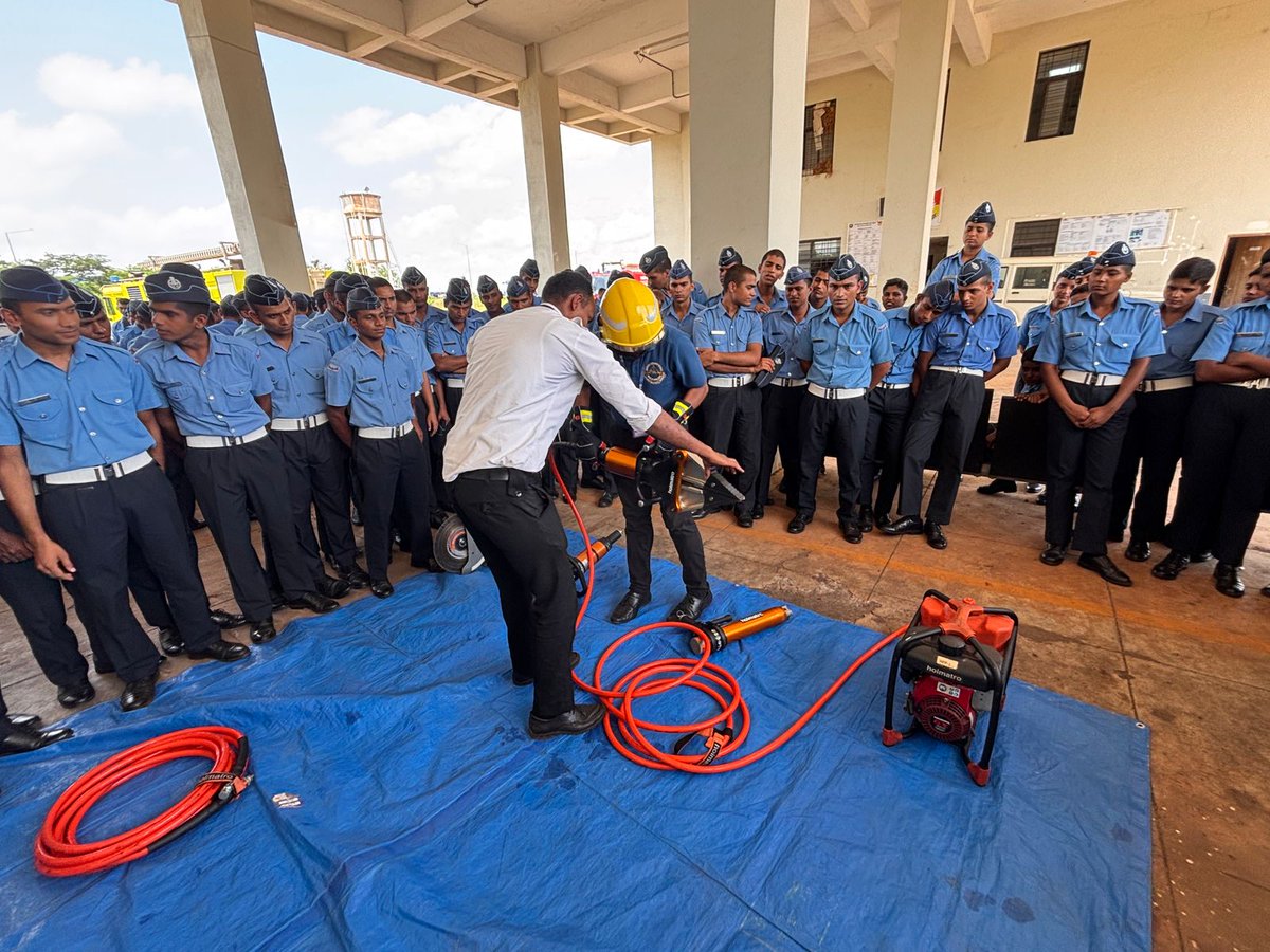 aaiblgairport's tweet photo. Future ready! ✈️ 🇮🇳 #Agniveers from IAF ATS, Sambra undergoing Airport and #ARFF familiarization at #BelagaviAirport. Getting hands-on experience with specialized rescue equipment and advanced crash fire tenders which ensure top-notch safety. 🧑🚒🚒🔥 #IndianAirForce #AviationSafety