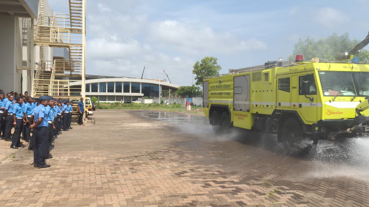 aaiblgairport's tweet photo. Future ready! ✈️ 🇮🇳 #Agniveers from IAF ATS, Sambra undergoing Airport and #ARFF familiarization at #BelagaviAirport. Getting hands-on experience with specialized rescue equipment and advanced crash fire tenders which ensure top-notch safety. 🧑🚒🚒🔥 #IndianAirForce #AviationSafety