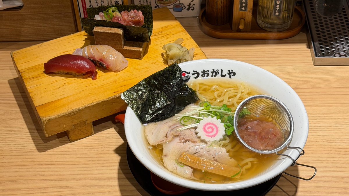 tei_nai's tweet photo. 新橋の「うおがしや」で朝ラー。
ラーメンとお寿司がセットで1000円。
嘘みたいな安さ。
インバウンド向けのチープな味かと思いきや、どっちもめちゃくちゃ本格派で、おいしくてびっくりよ。
もっと早く行けばよかった。
これからも通いたい。 https://t.co/KL7hZ4gsgw