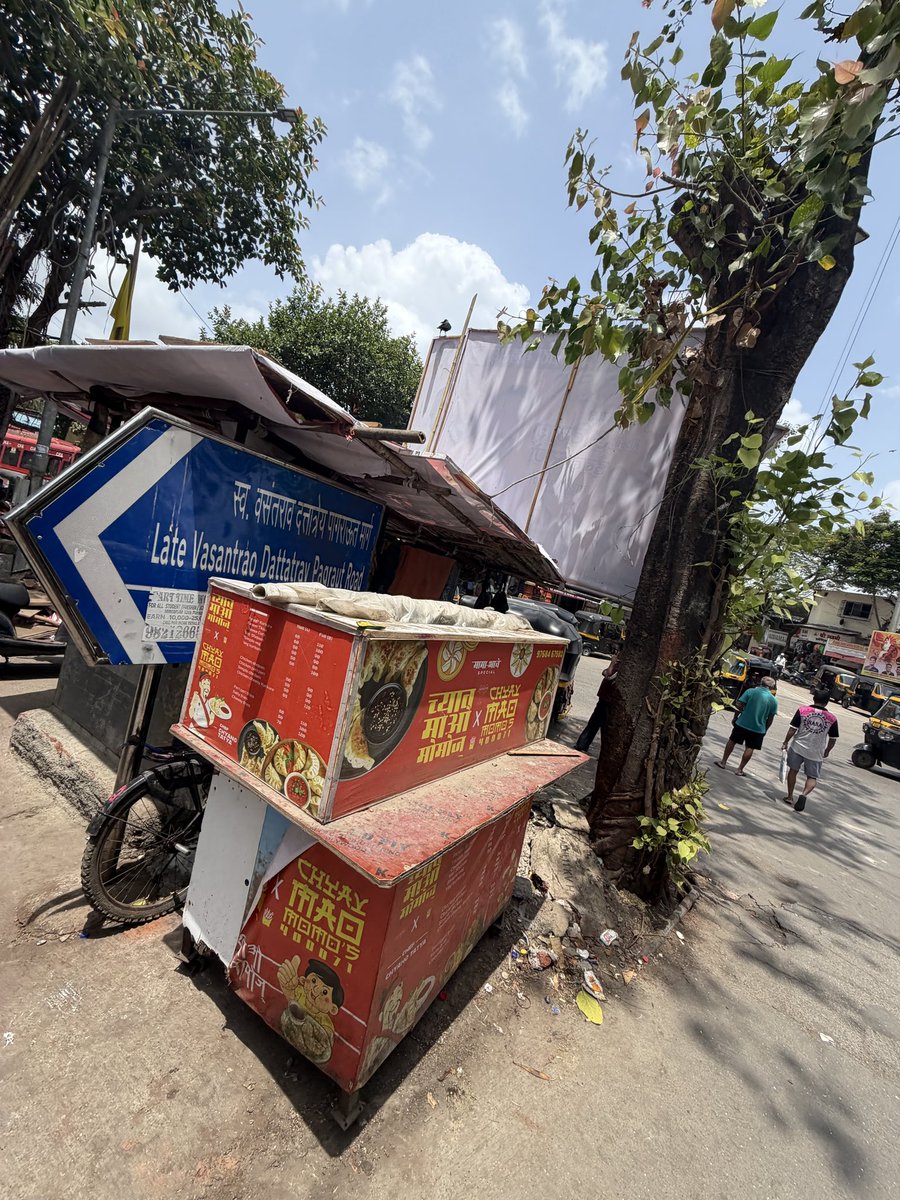 Lavnasurous's tweet photo. Illegal food stalls total 3. Pls remove. And fine so they don’t come back. Last time when you removed they came back in one hour. Looks like they aren’t scared of you @mybmc @mybmcWardMW Crystal Armus, vaibhavnagar, acharyamarg, Chembur east 71 https://t.co/FzBFT5EzC7