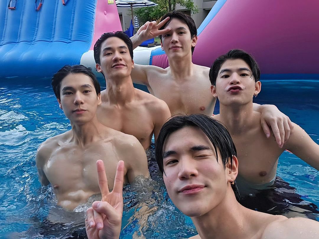 naravitaminz's tweet photo. lil darl loves water so much, be it a beach or a pool, he will swim in each year of outing 🌊

#GMMTVOuting2026 
#phuwintang https://t.co/GjbV8EHCbN