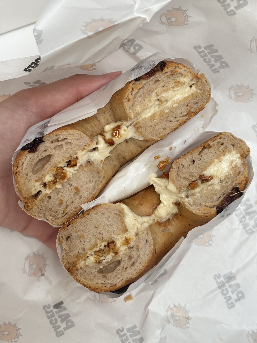 viewwrs's tweet photo. Pan Bagel อร่อยมากกก แป้งหนึบหนับเนื้อไม่แข็งกินกับไส้ครีมชีสแล้วฟินมากก อร่อยทุกไส้เลยแต่ชอบครีมชีสบลูเบอร์รี่สุดดด🥯🫐 https://t.co/Pw2prwJW7i