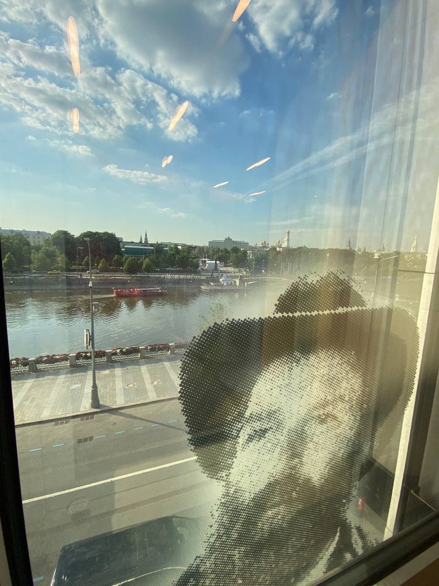 IngaLev's tweet photo. должна признаться, в моей жизни это был первый опыт: пойти в музей, чтобы… поесть?!
но я была ужасно голодна. и подумала: почему нет?
и отправилась… в Третьяковку на Кадашевскую набережную.
фото еды нет – съела моментально😃
книги, сувениры, цветы – и виды.

💛 восхитительно 💛 https://t.co/cY9fTIXamA