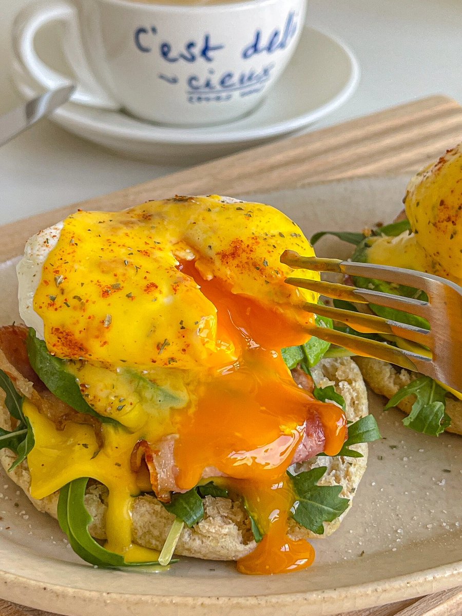 JohnGrPhoto's tweet photo. [Just had the perfect lazy Sunday: warm avocado toast topped with chili flakes and a runny poached egg. Sunshine + simple bites = happiness!]， https://t.co/RHEynUY9ew