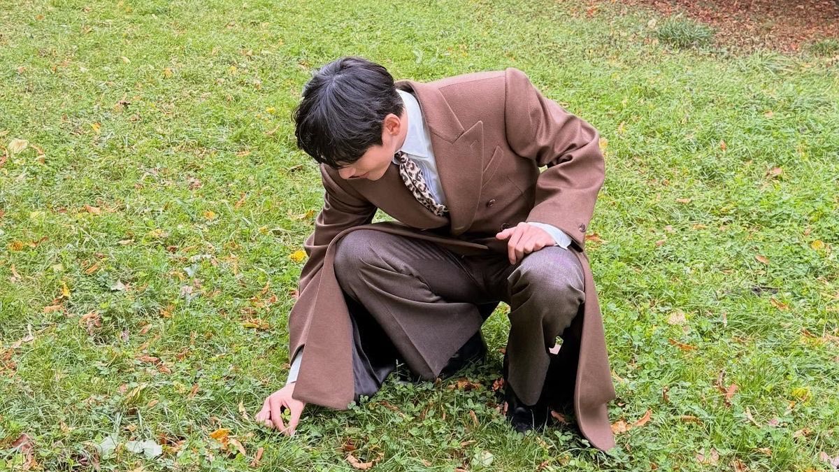tetesjaan's tweet photo. “i asked him why he went to school late. and he told me that he was late because he was looking at the flowers on the street”. - mama kim https://t.co/TeHvHcxWoa