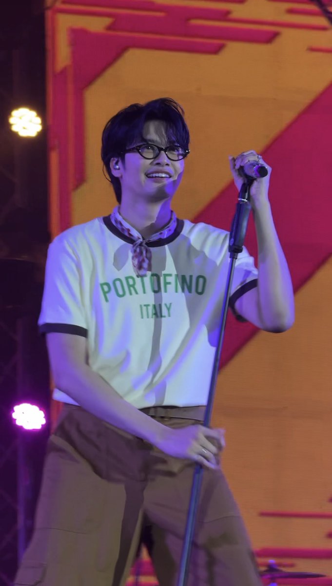 mean_wnr's tweet photo. ใครจะหวีดฮีลุคไหนก็เอาเถอะ
แต่นี่ชอบลุคหนุ่มแว่น เสื้อยืดที่สุดละ

จำได้ว่าเห็นนนท์แต่งตัวแบบนี้ขึ้นคอนครั้งแรกที่เชียงใหม่เมื่อปีที่แล้ว
ตอนเห็นกรี๊ดเกือบตาย ก็ไอเลิฟหนุ่มแว่นหน่ะ 🤫 https://t.co/lydIwzqfzU