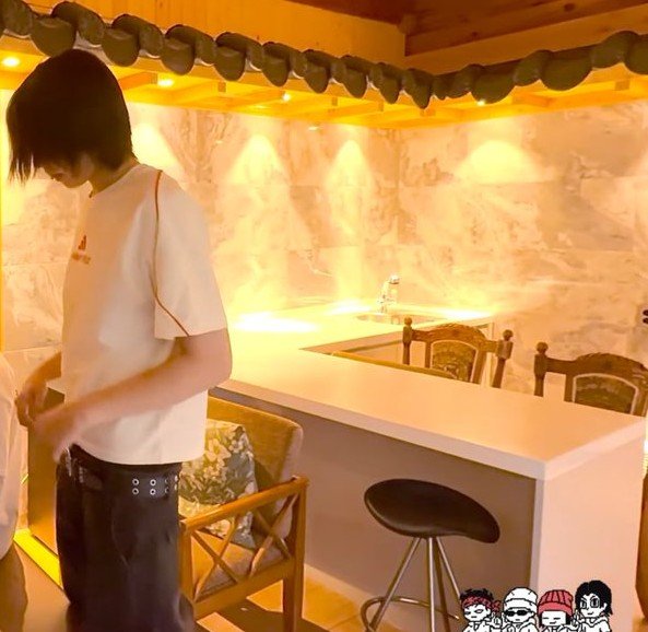 louispile's tweet photo. bener kata woojin kalo louis tuh lebih sagging dari dia. kebantu kakinya yang panjang jadi ga keliatan. INI MELOTOT BGT ANJIRRR DD POPOKNYA KEMANA-MANA 😌😌 https://t.co/8VfL3QK1ZY