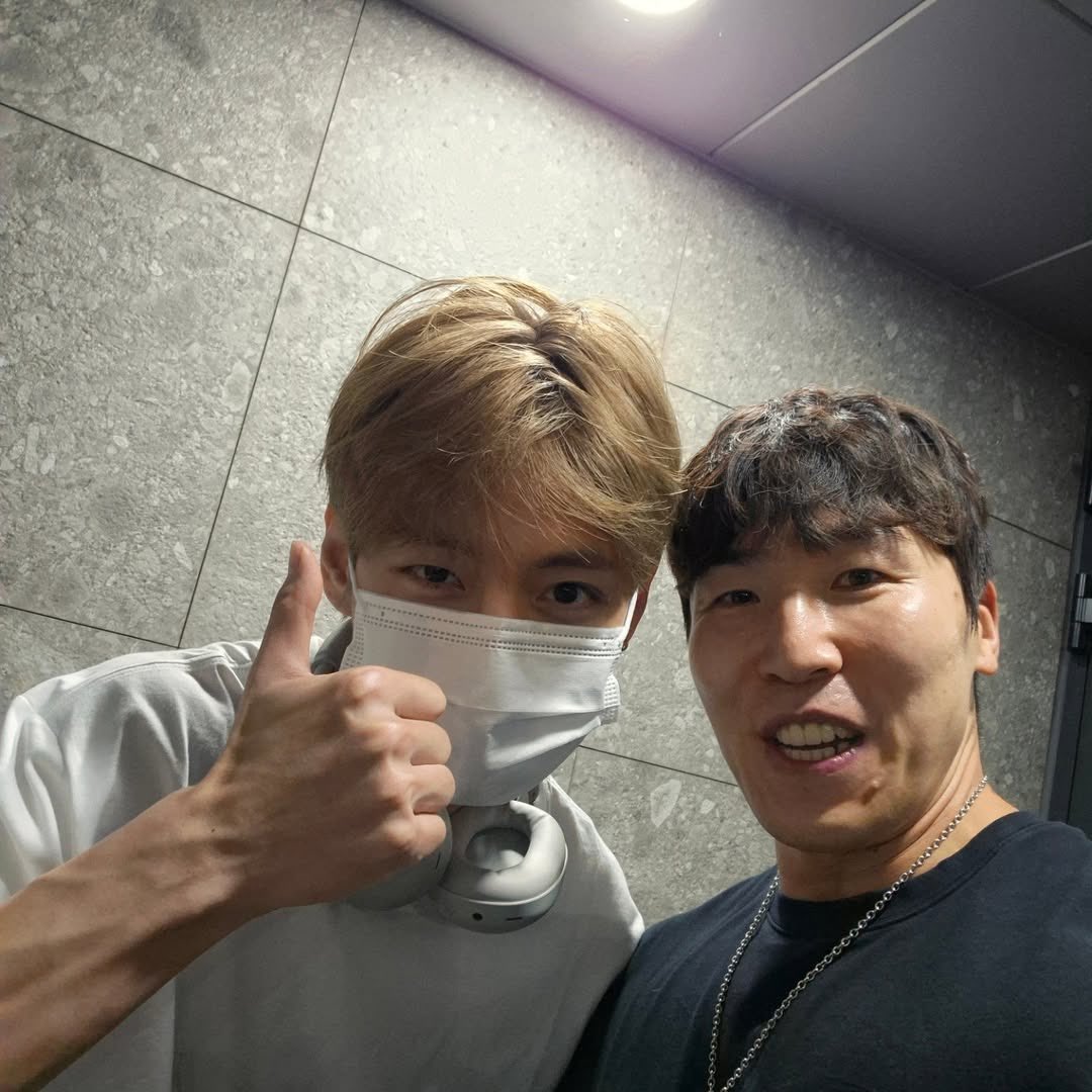 Taehyungimpact's tweet photo. OMG TAEHYUNG WITH GYM TRAINER HAN JIN https://t.co/93CVfgIG4Y