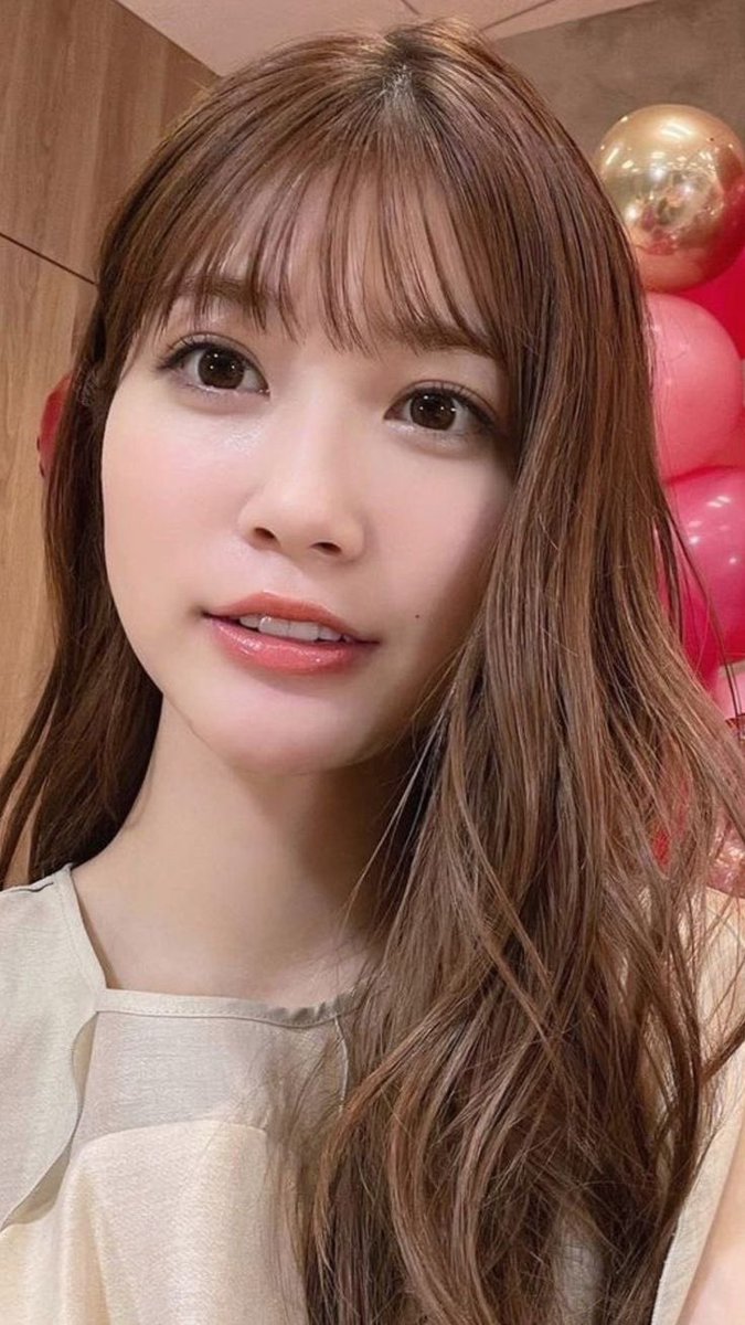 Official_ikura's tweet photo. 生見愛瑠(23)の爆美女法✍🏻

▫️毎晩43℃の熱湯×バスソルトで爆汗
▫️帰宅後すぐスチーマーでメイクを浮かす
▫️スキンケアは毎日1時間
▫️顔パック中に、体はオイル×クリームで全身マッサージ
▫️バスト＆ヒップは専用クリームでパーツ別ケア
▫️ツヤ髪の正体＝濡れ髪オイル→乾かしてオイルの2度塗り
▫️仕上げにおでこへパウダーで前髪死守