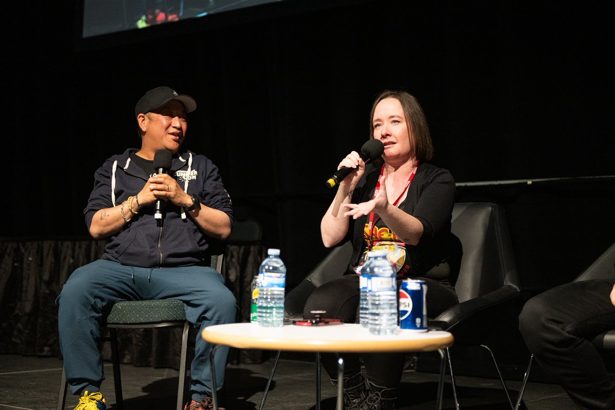 littleleah78's tweet photo. Always love the random podcast chats @mingchen37 asks me to be a part of at @northernfancon This year we were joined by Tanner Zipchen &amp; Marc Bernardin. We talked about dive bars, fist fights &amp; the word “moist”. 

#ITalkALotWithMyHands 👋 https://t.co/D8vfpiE6CV