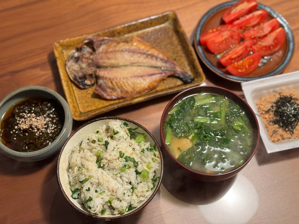 Anaseko06's tweet photo. 晩。

大根葉 しらす 青花椒の混ぜごはん、鯵の開き、小松菜と厚揚げの味噌汁（ほんだし/麦味噌）、もずく酢、トマトにオリーブオイル 塩 オレガノ、納豆。

昨日いっぱい飲み食いしたし、妻氏も不在なので粗食。
とはいえ栄養バランスは相当良いはず。 https://t.co/qH9PiOT7Rt