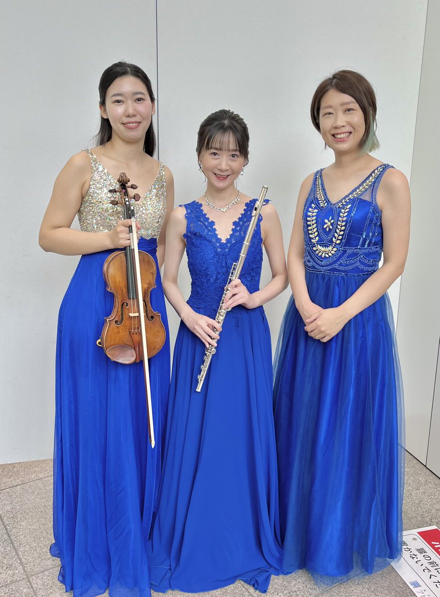 mami229flute's tweet photo. 本日は
横浜市役所アトリウムにて
横浜市民広間演奏会春の部への
出演の日でした♪

フルート私.ヴァイオリン大谷桜子ちゃん.ピアノ北村真紀子さん
トリオ

響きの心地良い空間での演奏は
相変わらず楽しくて
よく来てくださるお客様とも
お会いでき
あっという間の時間でした

またを楽しみに…
寝る! https://t.co/eqwMKN0MF7