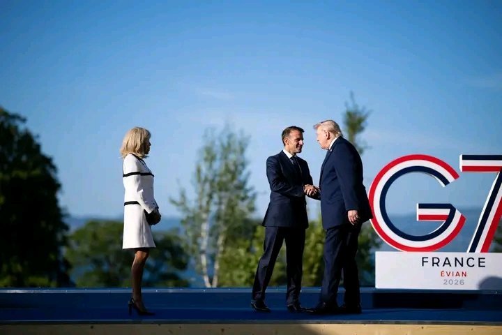 TwisdicInfo's tweet photo. BREAKING: President Donald J. Trump is greeted by French President Emmanuel Macron and First Lady Brigitte Macron at the G7 summit in Évian, France. 🇺🇸🇫🇷 #Trump #G7summitinEvain https://t.co/B5nhFgfLNl