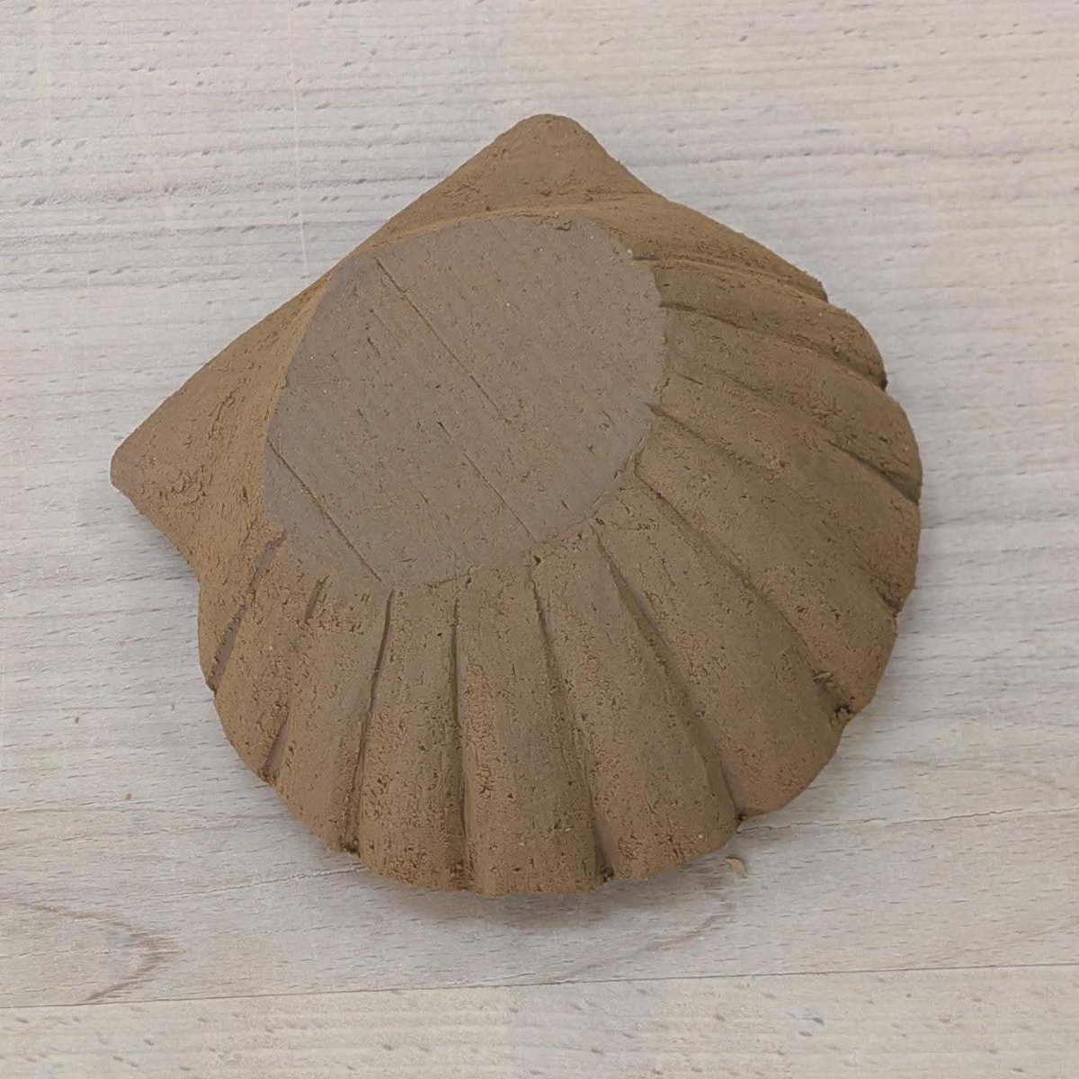 atashipuko's tweet photo. 土型の続き。全体を削ってからの波模様。失敗しないか緊張するー！
でも、思ってたよりも順調にいい感じで削れた。すごーい😆（自画自賛w）
素焼き前に確認の型打ち。いい感じ！豆皿ってよりもいい大きさの小鉢。何のツマミが合うかなぁ😋
#ぷーこの手習い #陶芸 https://t.co/GJMPxdByrq