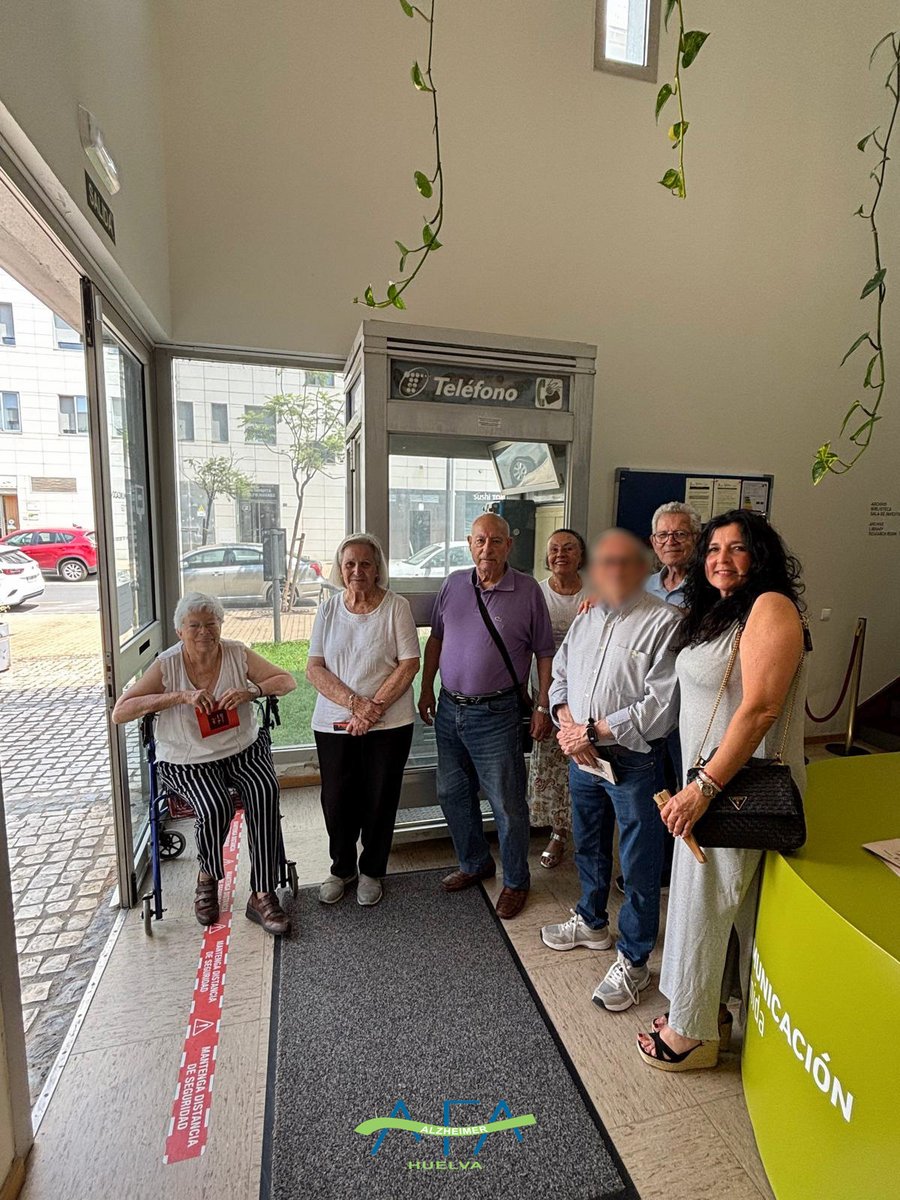AFAHuelva's tweet photo. Esta mañana un grupo de usuarios de Terapias No Farmacológicas se ha acercado al Centro de Comunicación Jesus Hermida para visitar la exposición de telefonía.
Queremos agradecer a Miguel Blanco Romero, ex trabajador de Telefónica su amabilidad
#AFAH #Alzheimer #Huelva #Diaadia https://t.co/sAqjsJuZOO