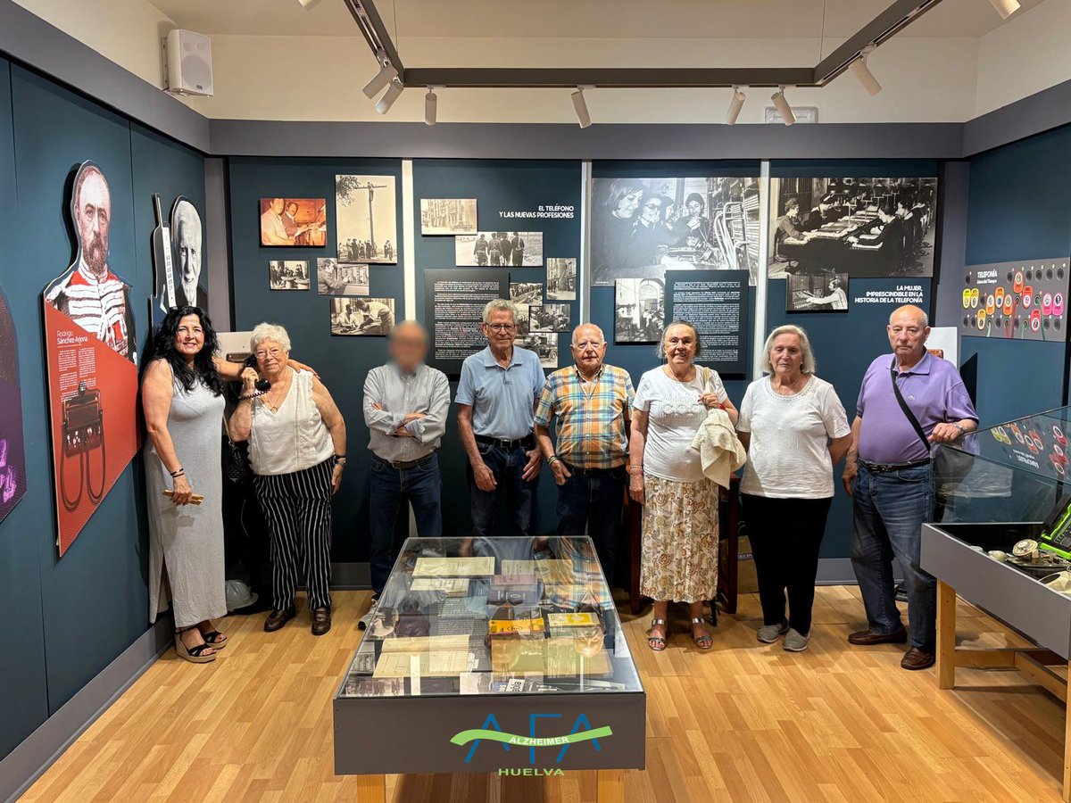 AFAHuelva's tweet photo. Esta mañana un grupo de usuarios de Terapias No Farmacológicas se ha acercado al Centro de Comunicación Jesus Hermida para visitar la exposición de telefonía.
Queremos agradecer a Miguel Blanco Romero, ex trabajador de Telefónica su amabilidad
#AFAH #Alzheimer #Huelva #Diaadia https://t.co/sAqjsJuZOO