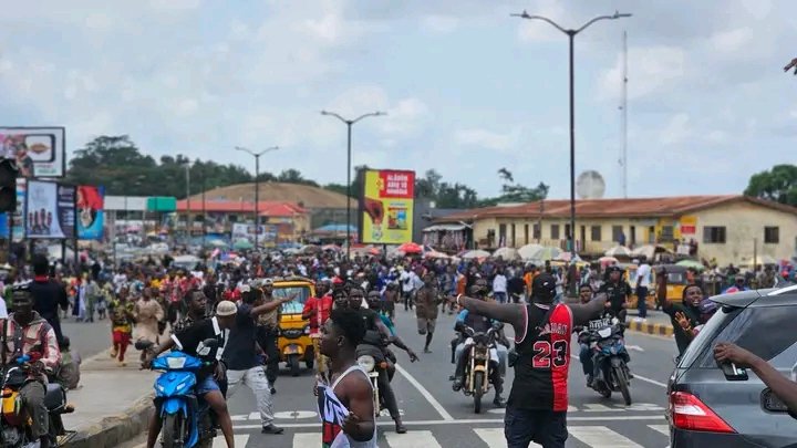 TwisdicInfo's tweet photo. BREAKING: VeryDarkMan VDM pulled a large crowd of protesters in Ibadan today, chanting Bandits, Must Go!!

#VDM #BanditsMustGo https://t.co/rq5Zqim0sC