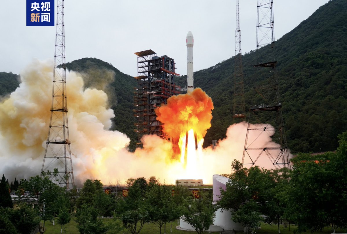 DailyBeijing's tweet photo. 中国成功发射实践三十一号卫星
#China launched a Long March-3B carrier #rocket on Tuesday to place a new #satellite, Shijian-31, into space successfully. The satellite is mainly used for space environment detection. https://t.co/NUQZYz8dDN