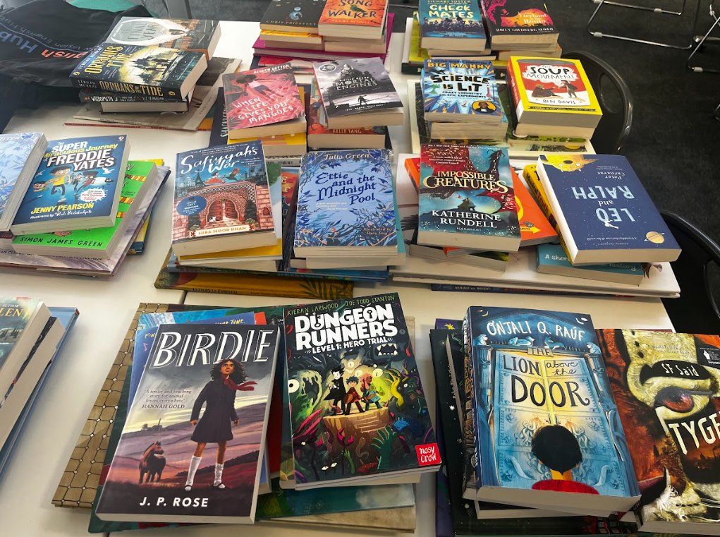 NewVisEngHub's tweet photo. Excited to deliver our final TSRC RfP session, celebrating the dedication &amp; effort our participants have shown throughout the programme. We'll be giving away some fantastic books to enrich their school's library. Congratulations to all our delegates on completing the programme! https://t.co/NQ9PUWTUeL