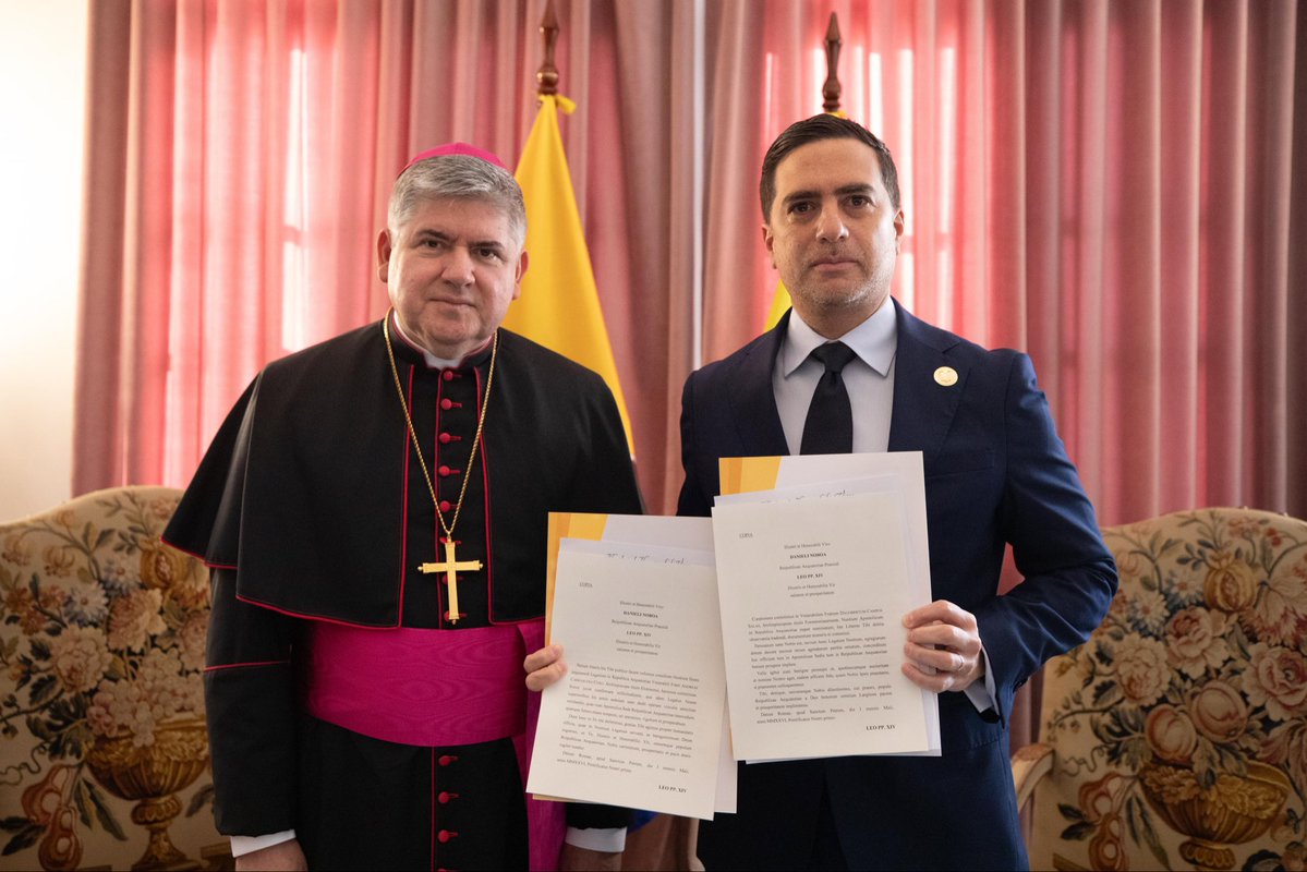 CancilleriaEc's tweet photo. 🇪🇨🤝🇻🇦

Ecuador dio la bienvenida a monseñor Dagoberto Campos Salas, nuevo Nuncio Apostólico en el país.

El canciller @robertokuryec recibió las copias de las cartas credenciales que lo acreditan como representante de la Santa Sede en 🇪🇨. https://t.co/YUOa4wvXFb