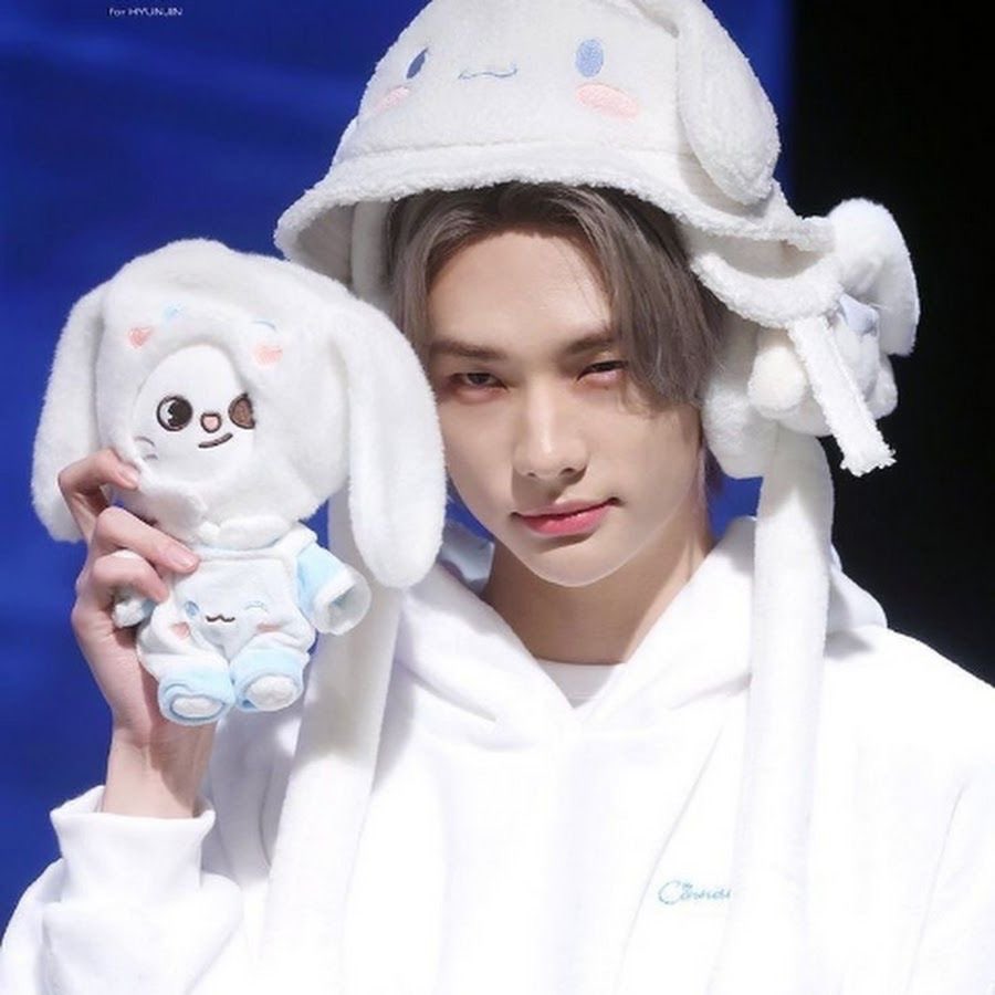 uovnia's tweet photo. felix posts hyunjin's cinnamoroll saying it’s cute instead of his mymelody🧎‍♀️ https://t.co/TDEHTVynni