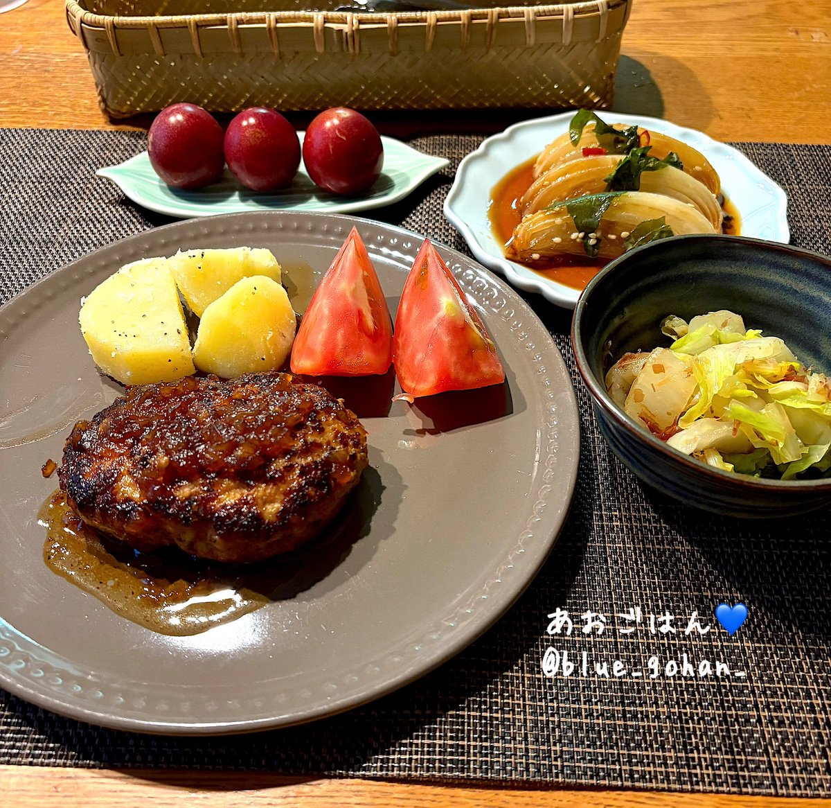 blue_gohan_'s tweet photo. あおごはん💙

『ハンバーグ♡オニオンソース』

冷蔵庫で冷え冷えの無限玉ねぎが美味すぎーでした🧅

ハンバーグの中にもソースにも玉ねぎがたくさん入ってます

デザートのプラム甘くて美味しい

#晩ごはん 
#ハンバーグ
#玉ねぎ https://t.co/DLcYRq1NXm
