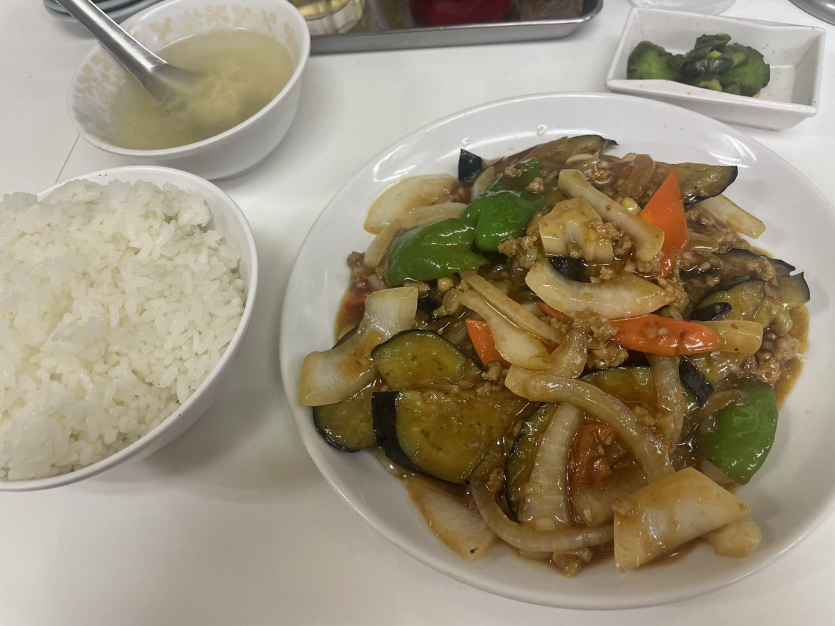 neacom's tweet photo. 兆楽の麻婆茄子、茄子以外の特に玉ねぎの存在感がすごくて自分が作るのとずっと別物だ https://t.co/Nd7oPcoNtV