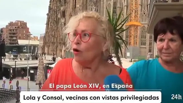 profsecundario's tweet photo. Durante la visita del papá León XIV a la ciudad de Barcelona, una señora es entrevistada en televisión. Durante la entrevista, realizada en la calle junto a la Sagrada Familia, la señora tiene a bien decir que nones creyente. En ese justo momento, aparece en pantalla una mariposa y empieza a revolotear cerca de ella y del micrófono que la apunta. La señora atea, sorprendida por la irrupción del animalito, fija entonces su mirada en el punto de un horizonte lejano, más allá de la cámara que la está grabando, y nos revela a los espectadores que esa mariposa es ni más ni menos que su propia madre. 

Las religiones son tecnologías muy avanzadas y, entre ellas, el cristianismo es posiblemente la más avanzada de todas. No somos conscientes de esta realidad hasta que no asistimos, desde dentro de la religión, a ceremonias no religiosas (o pseudorreligiosas) y percibimos en ellas su amalgama de ritos vacuos, su absurda yuxtaposición de ocurrencias y, sobre todo, su corto alcance, su vuelo gallináceo, agitado e incapaz. Nadie que asista a un entierro cristiano puede negar su eficacia frente a los balbuceos y el vagar a tientas de las manifestaciones ateas. Nadie, frente al confuso alboroto sentimental en ausencia de Dios, puede negar la pretensión de orden y el apremio de contención de la ceremonia sagrada.

Las religiones, configuradas a lo largo de milenios en una larguísima sucesión de ensayos y errores, se han convertido en aparatos muy complejos de relación social. Ante el fenómeno de la muerte, las religiones no buscan tanto la paz del fallecido como la de quienes le lloran, la superación de su duelo a través de la configuración (a partir del acto simbólico) de un estado mental en el que la muerte pasa a ser parte de la vida, un simple cambio de estado dentro de una ilimitada continuidad. Renunciar a esa tecnología, a ese legado de conocimientos sobre la experiencia humana y su relación con la muerte, supone dar un salto al vacío, un salto que no todos pueden dar y un vacío del que muy pocos pueden salir indemnes.

Si algo ha demostrado el siglo XX es que cuando la tradición cristiana se debilita, no emerge necesariamente una racionalidad más exigente. Con frecuencia, lo que ocupa su lugar es un paganismo disperso y sentimental: la madre convertida en mariposa, el horóscopo compartido por personas que desprecian el catecismo, la energía del universo y toda una proliferación de supersticiones a la carta, y no siempre cabal. Se abandona la religión histórica en nombre de la emancipación, pero se regresa a formas más antiguas, invertebradas y dependientes de la sacralidad.

El cristianismo europeo fue, entre otras muchas cosas, una gigantesca empresa de domesticación del miedo y del desorden. Su erosión conduce siempre a un paganismo asalvajado. La señora que vio a su madre en una mariposa es síntoma de nuestra época, una época que ha dejado de creer en la Resurrección, pero que sigue necesitando desesperadamente que los muertos sigan presentes. El vacío nunca permanece vacío. Los dioses vuelven. Y no necesariamente los mejores.