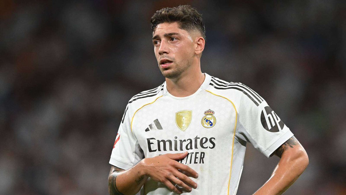 IgnacioSncez_'s tweet photo. 🚨Información exclusiva🚨

Los informes del Club que José Mourinho tiene sobre Fede Valverde son pésimos.

'Actitud insubordinada con el entrenador (Xabi Alonso) y muy mal compañero durante la temporada anterior hasta el punto de que un porcentaje alto de la plantilla no quiere que forme parte del equipo en la vuelta a los entrenamientos. El último capítulo con Tchouameni fue extremadamente desagradable y la culpa fue totalmente suya'.

Mourinho le ha pedido a la Directiva que haga lo posible por venderlo.