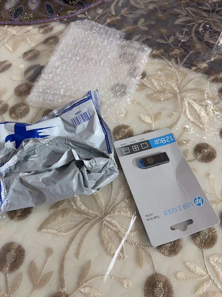 Indian_kop's tweet photo. I’ve Paid for 3 Pen Drives but received only One Pendrive. And not able to connect with your customer care. @Flipkart @flipkartsupport 

What kind of service is this? https://t.co/slcuThBvu2