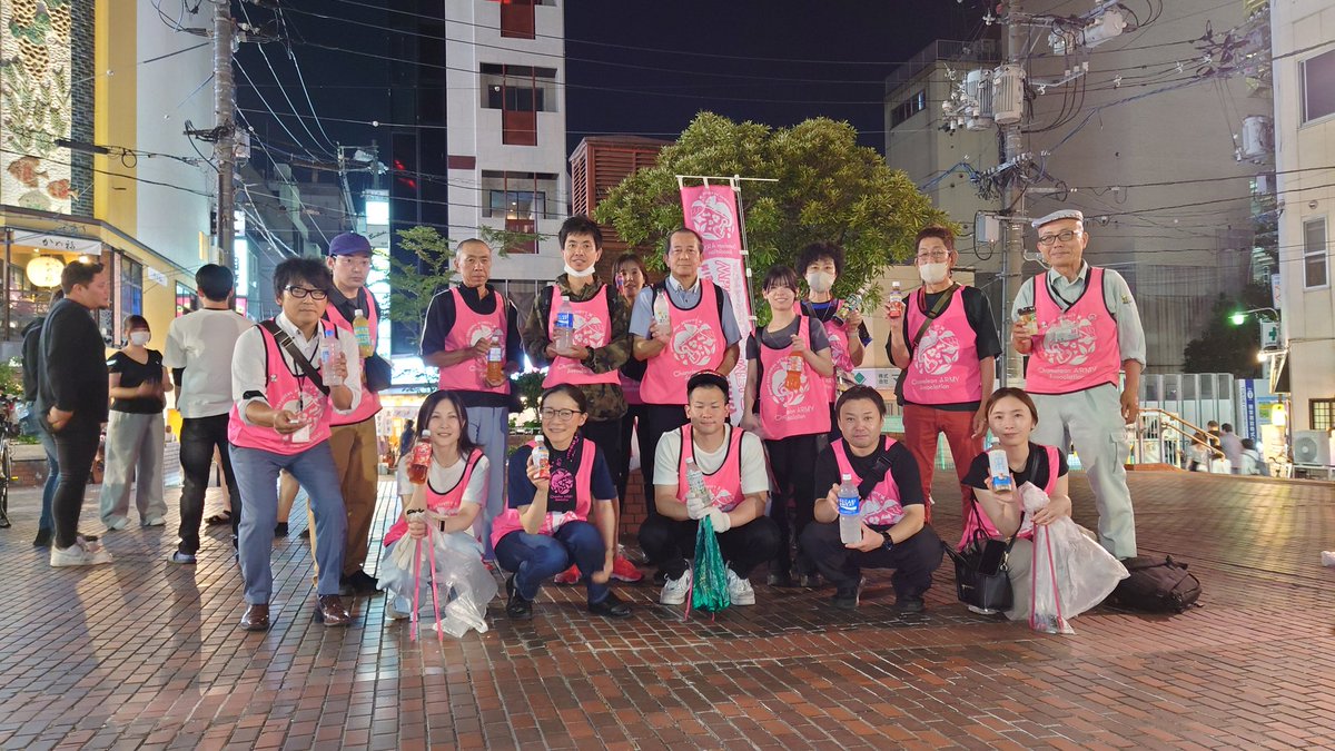 wc_hiroshima's tweet photo. 6月12日（金）第６１回目の
広島夜のGOMI拾いウォーキングin本通り。初参加4名を含め15名で街を見守りゴミを拾った。ピンクのビブスは
過ぎ行く人々の目を奪った。
そして声援も貰った。延べで744名の
参加、歩いた距離は172.9km、
歩数にして343.632歩。
誰もが心地よく住み続けられる
街を目指して https://t.co/0DUwsPxr6J