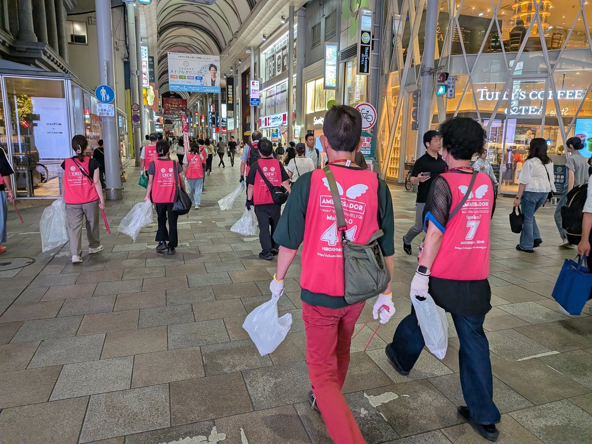 wc_hiroshima's tweet photo. 6月12日（金）第６１回目の
広島夜のGOMI拾いウォーキングin本通り。初参加4名を含め15名で街を見守りゴミを拾った。ピンクのビブスは
過ぎ行く人々の目を奪った。
そして声援も貰った。延べで744名の
参加、歩いた距離は172.9km、
歩数にして343.632歩。
誰もが心地よく住み続けられる
街を目指して https://t.co/0DUwsPxr6J