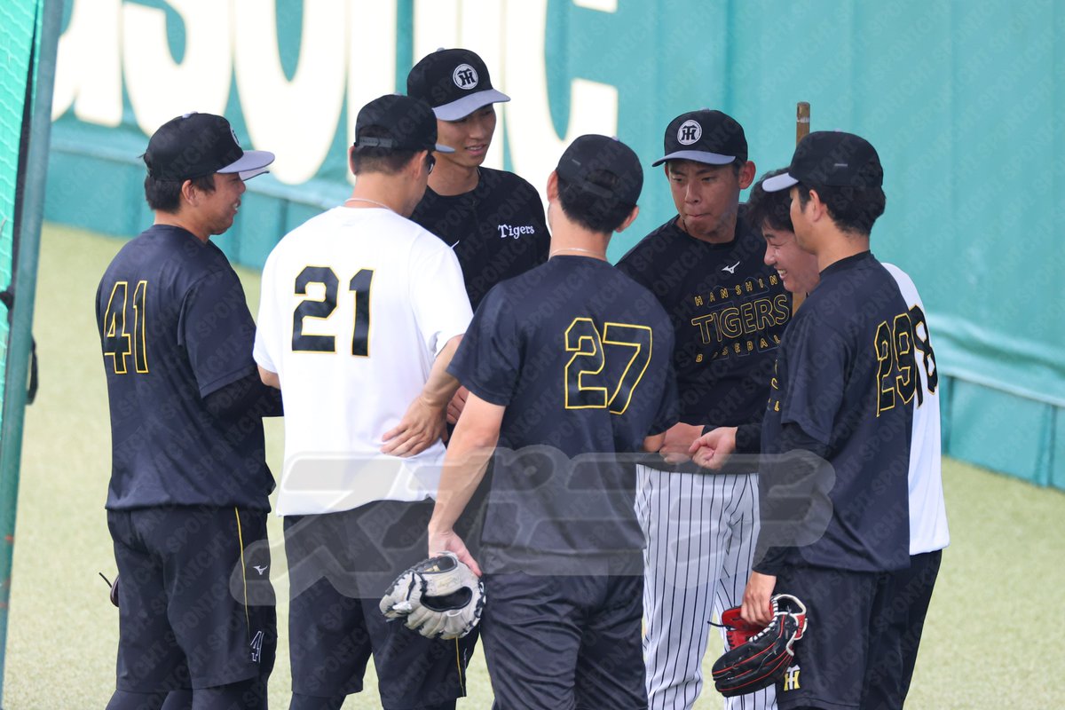 Sponichi_Tphoto's tweet photo. キャッチボールのペアをじゃんけんで決める投手陣。
#村上頌樹 投手 #今朝丸裕喜 投手 #神宮僚介 投手 #伊原陵人 投手 #高橋遥人 投手 #伊藤将司 投手 #大竹耕太郎 投手 https://t.co/k2wxe74gYw